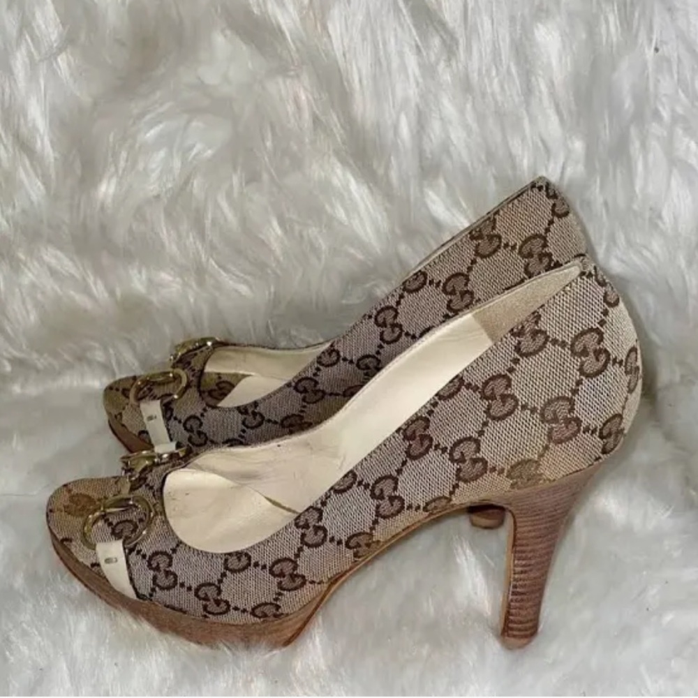 Gucci Authentic Horsebit Women's Tan Monogram Peep Toe Heels 35 1/2 - Picture 5 of 7